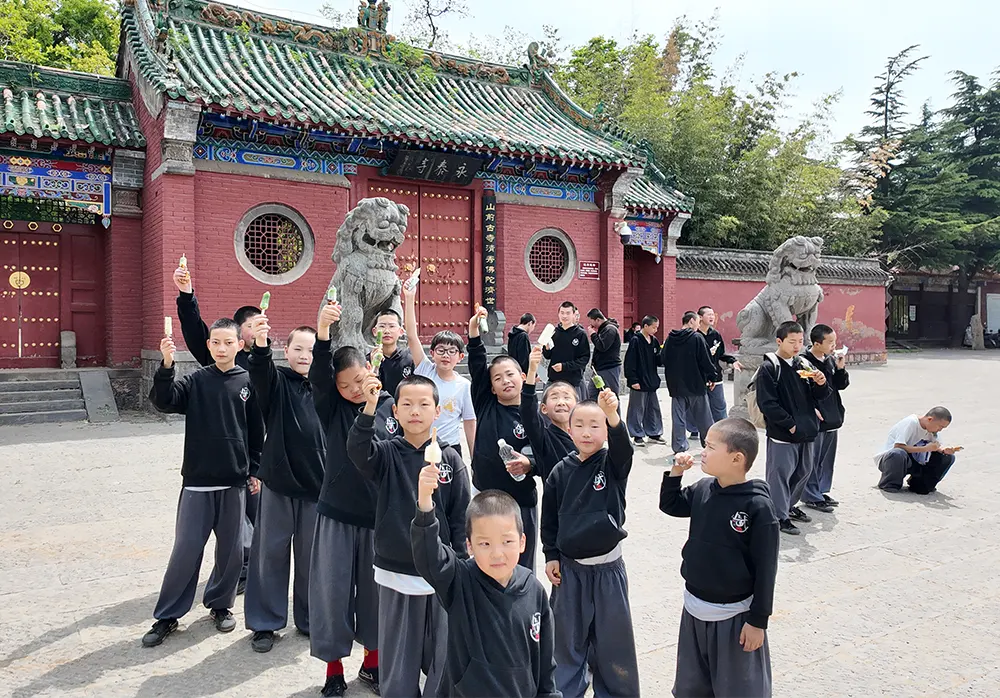 Shaolin Zhongwu students go on a spring outing together